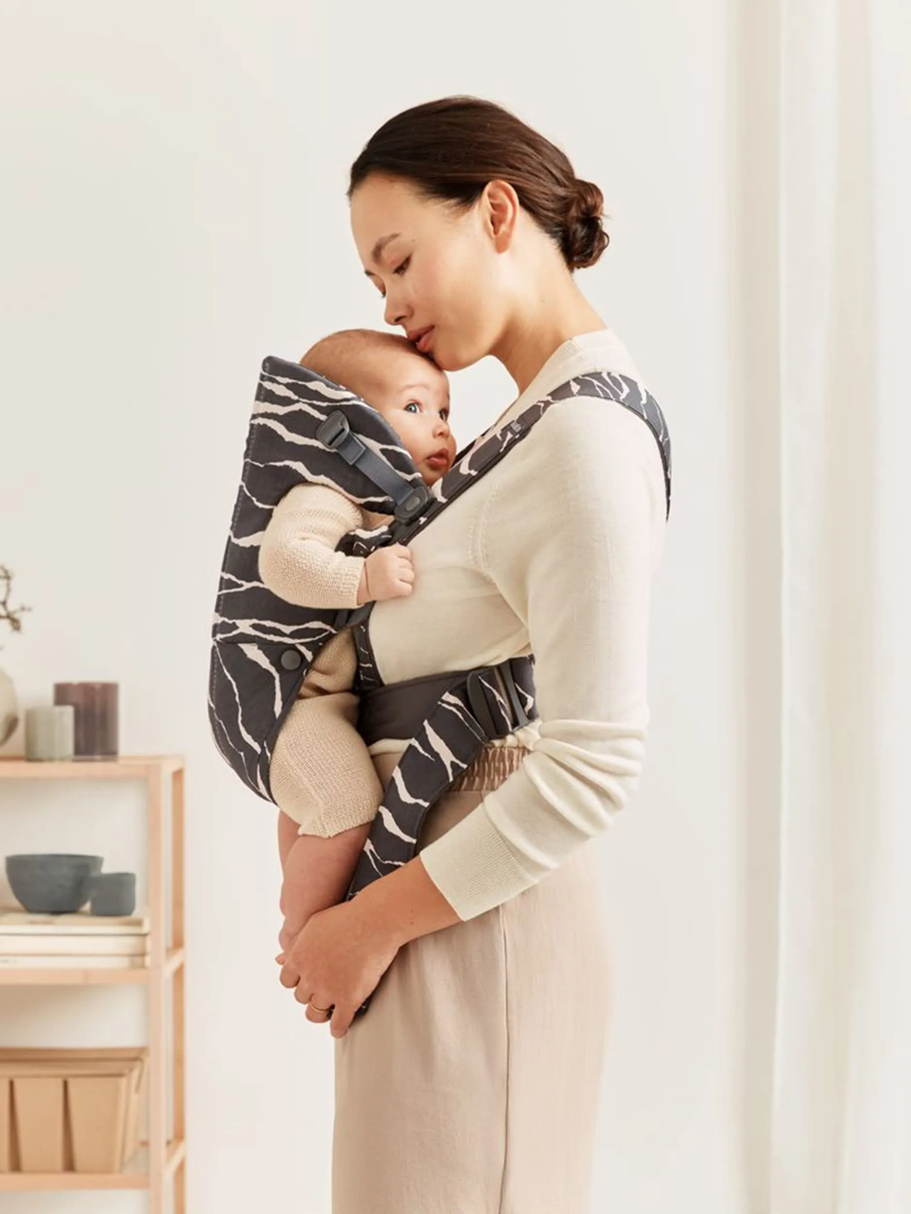 BabyBjörn Baby Carrier Mini – Adjustable, Easy-to-Use Ergonomic Carrier for Newborns and Infants (7-24 lbs)