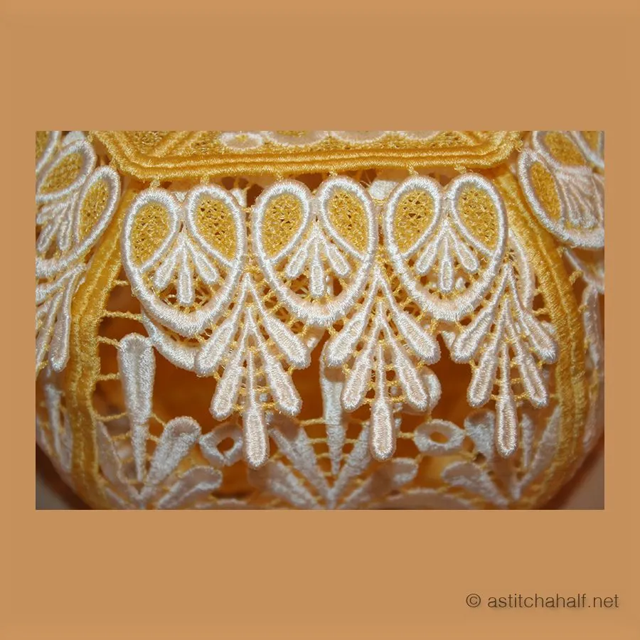 Freestanding Lace Ivory Splendor Boxes