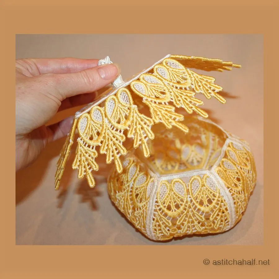 Freestanding Lace Ivory Splendor Boxes