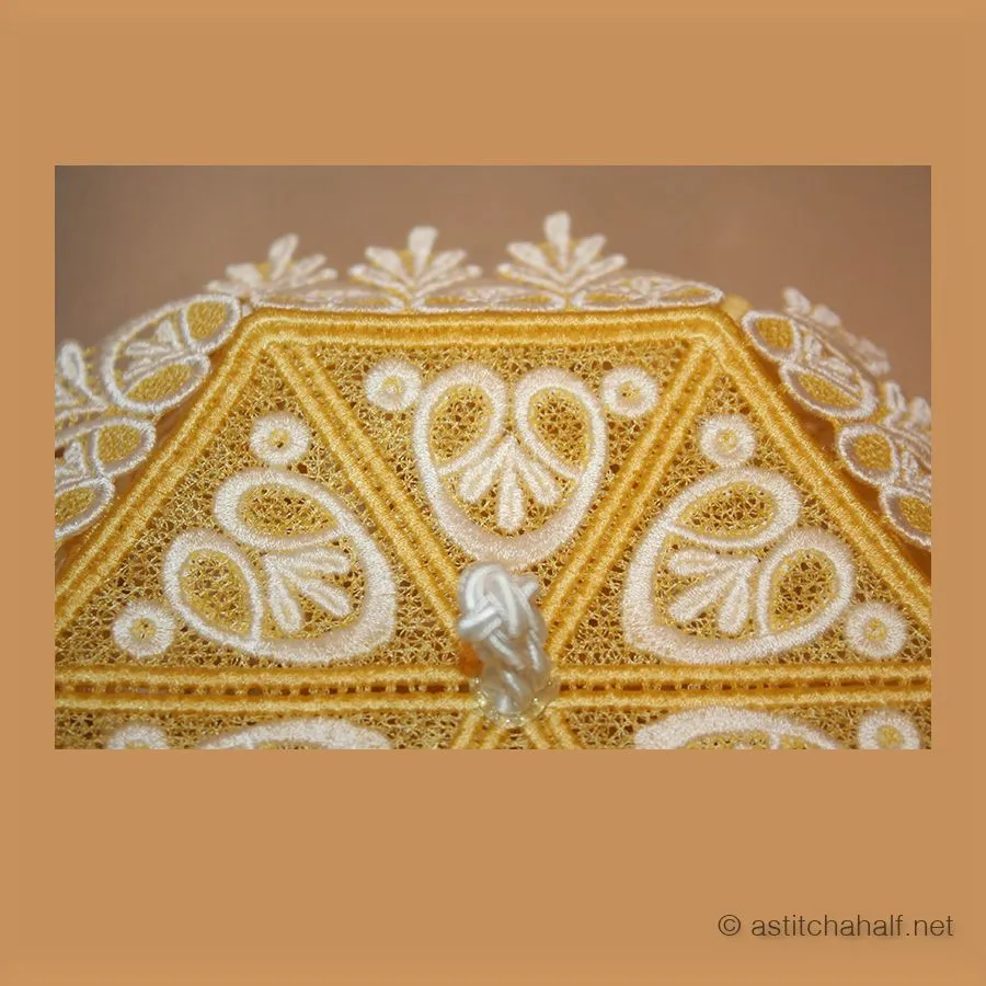 Freestanding Lace Ivory Splendor Boxes